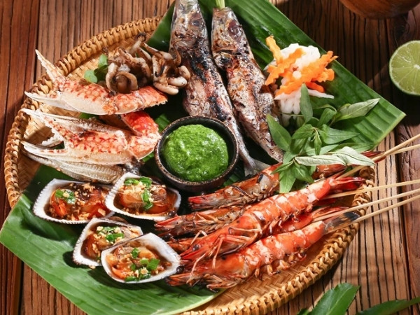 Hải sản lắc bột gia vị cà ri xanh ăn kèm sốt chấm cay nồng hấp dẫn